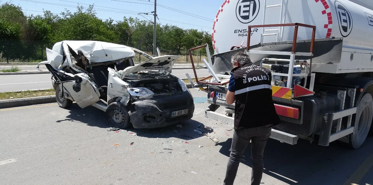 Malatya'da feci kaza! Su tankerine çarpan 20 yaşındaki sürücü hastanelik oldu
