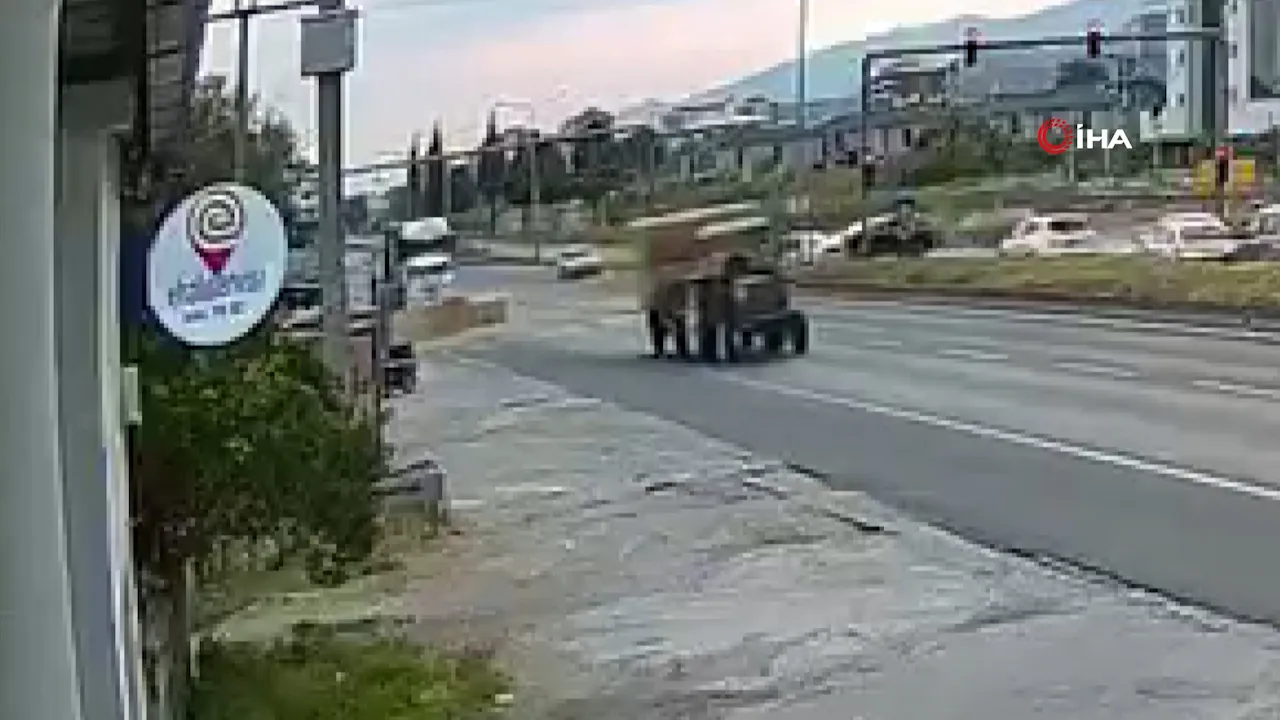 Nazilli'de akılalmaz olay! Yol kenarında beklerken üzerine traktörden saman balyası düştü