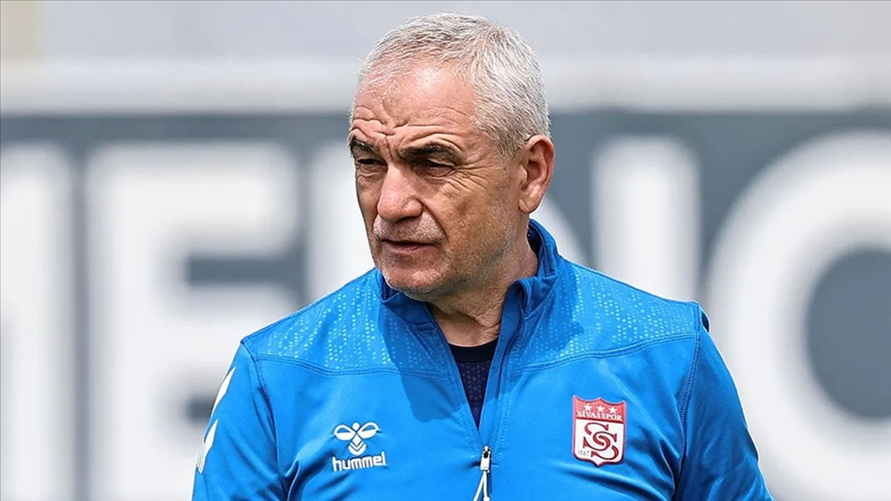 Sivasspor’da 3 farklı dönem görev alan Rıza Çalımbay, takımı üst üste 3 sezon Avrupa Kupalarına götürürken, kırmızı-beyazlı kulübe tarihinde ilk defa Türkiye Kupası kazandırdı.