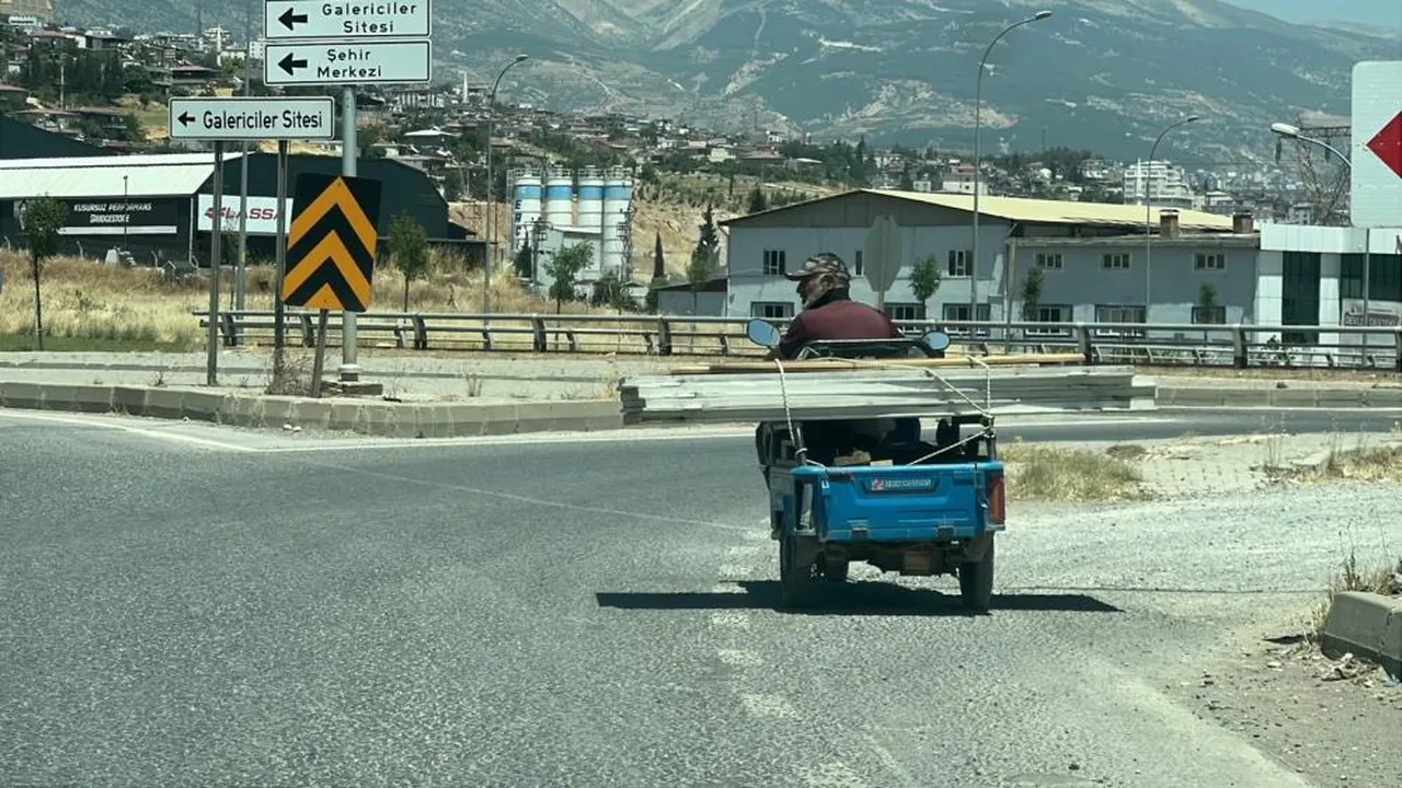 Trafikte ilginç anlar! Bir anda motosiklet üzerinde oynamaya başladı