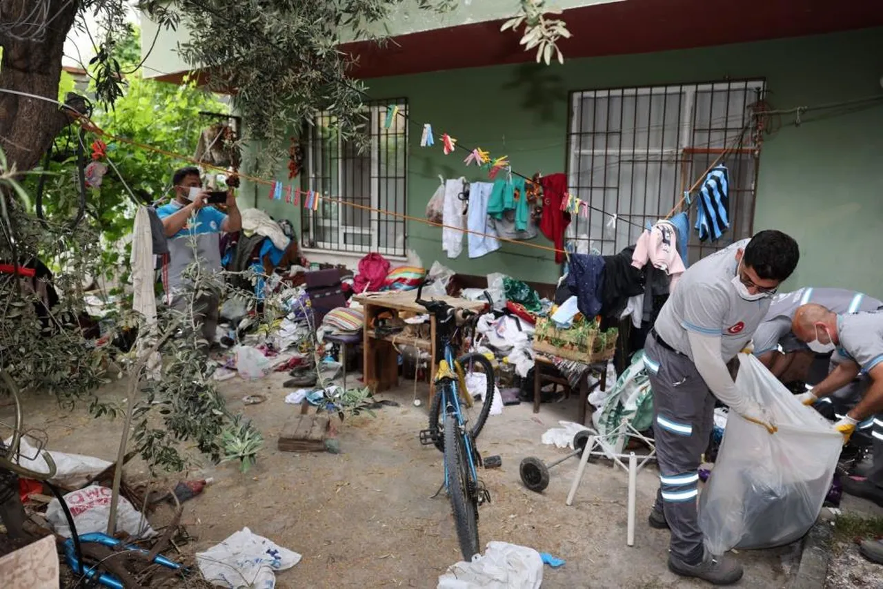 Adrese giden ekipler şaştı kaldı! 2 evden 43 kamyon çöp çıktı