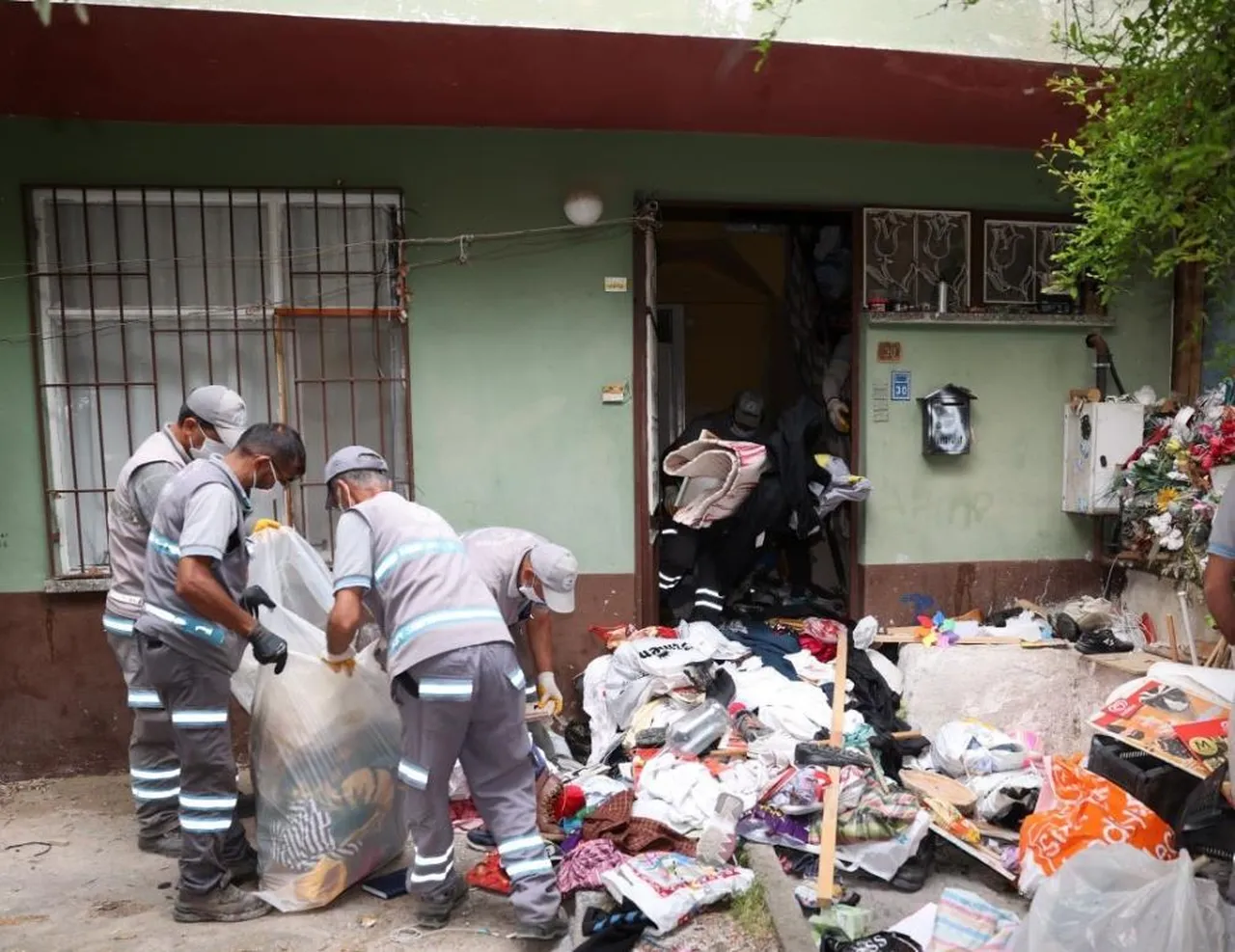 Adrese giden ekipler şaştı kaldı! 2 evden 43 kamyon çöp çıktı