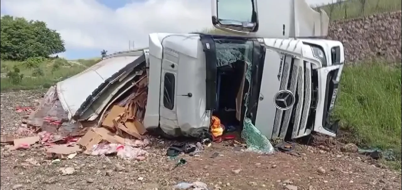 Amasya'da tavuk eti yüklü tır şarampole devrildi! Araçta sıkışan 2 kişi yaralandı