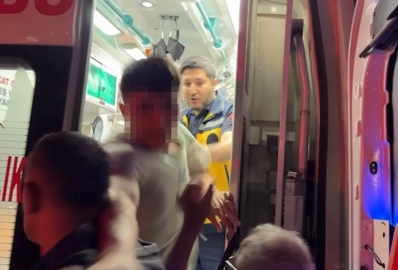 Ambulanstan bir anda fırladı! Gazeteciyi kovaladı