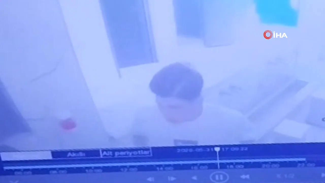 Bunlar da süslü hırsız! Önce aynada saçlarını düzelttiler, sonra kamerayı çaldılar