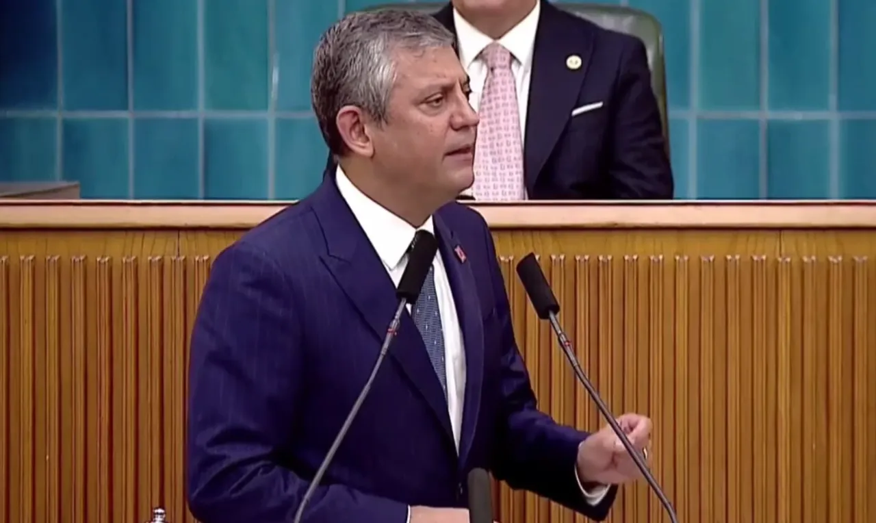 CHP grup toplantısında belirsizlik sona erdi: Özgür Özel kürsüde!