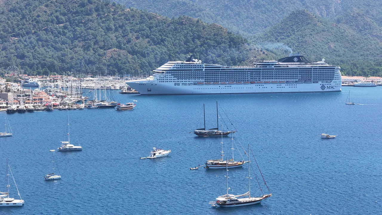 Dev gemi Marmaris'e demir attı, binlerce turist ilçeye akın etti