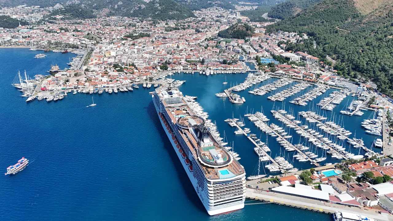 Dev gemi Marmaris'e demir attı, binlerce turist ilçeye akın etti
