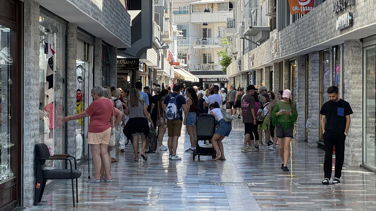 Dev gemi Marmaris'e demir attı, binlerce turist ilçeye akın etti