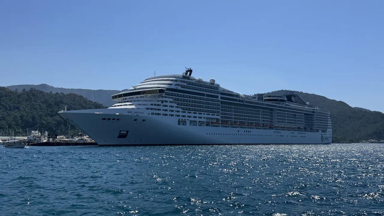 Dev gemi Marmaris'e demir attı, binlerce turist ilçeye akın etti