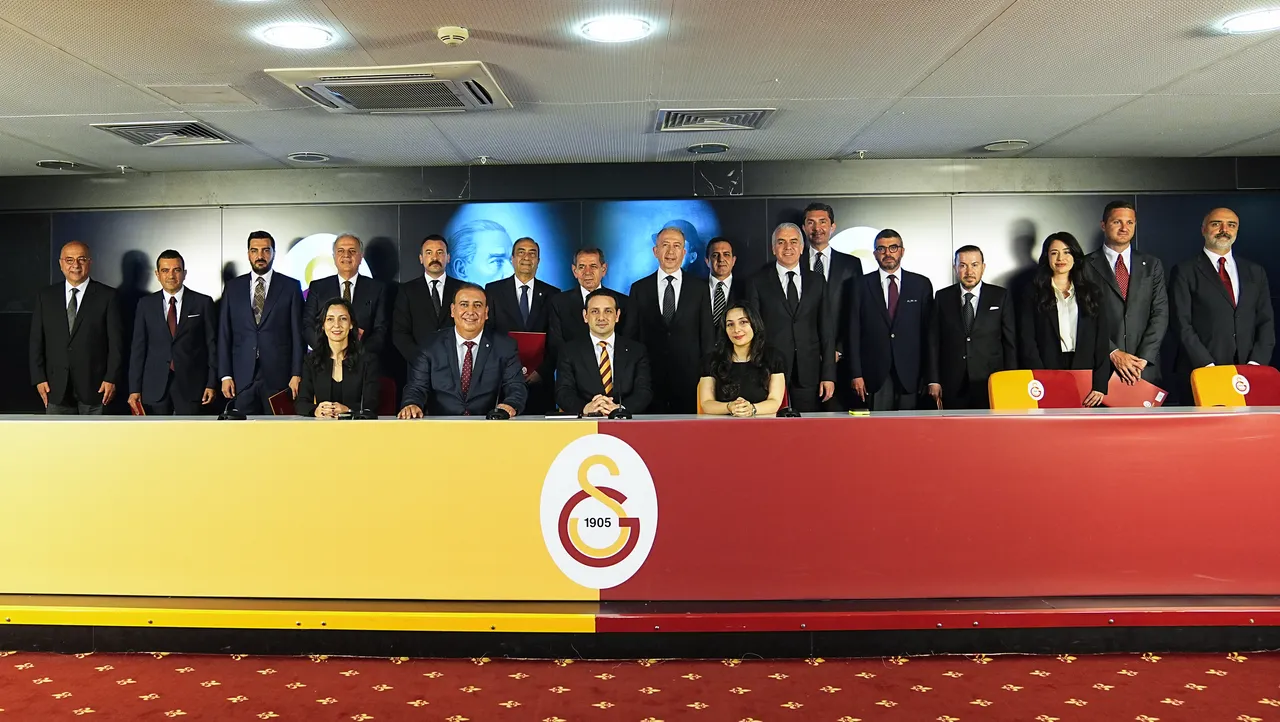 Galatasaray Kulübü'nün 23 Mayıs'ta yapılan olağan seçimli genel kurulunda yeniden başkanlığa seçilen Dursun Özbek ile yönetimi, 1 Haziran'da mazbatalarını aldı.