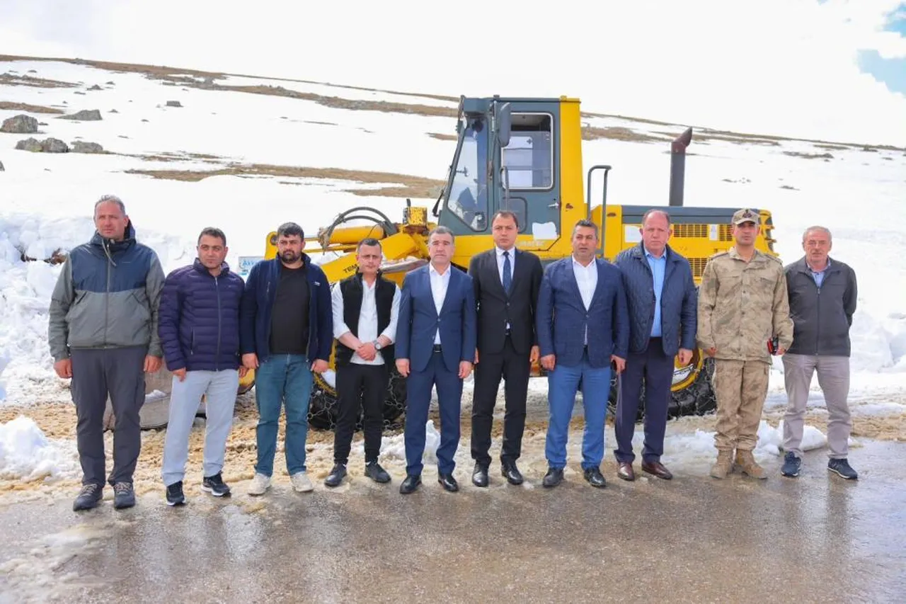 Haziran ayında insan boyunu geçen karla mücadele ediyorlar!