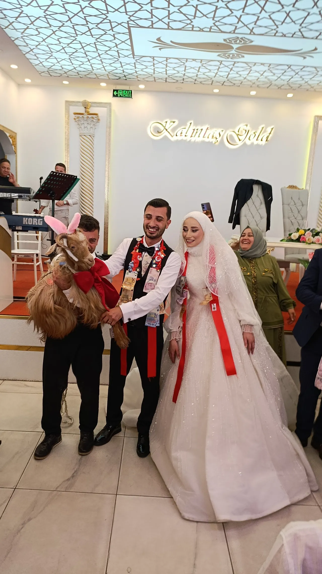 Ne gram ne çeyrek! Gelin ve damada verdiği hediye hayrete düşürdü