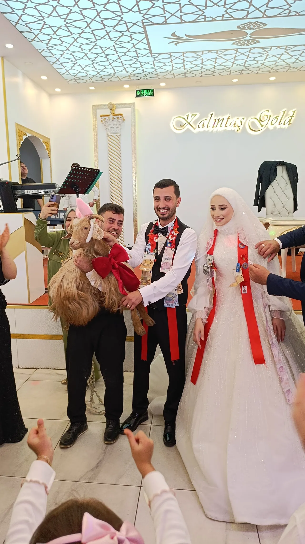 Ne gram ne çeyrek! Gelin ve damada verdiği hediye hayrete düşürdü