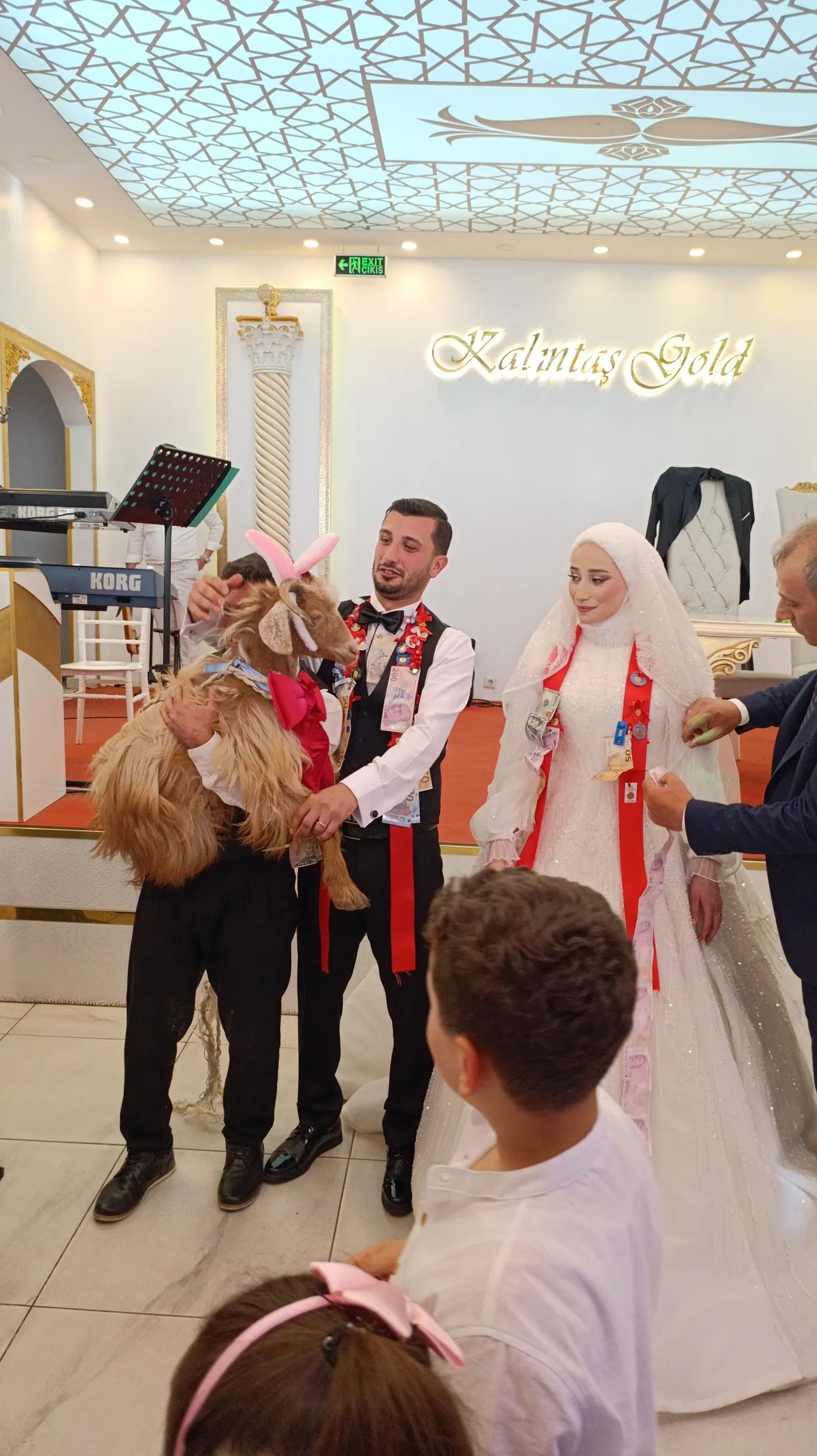 Ne gram ne çeyrek! Gelin ve damada verdiği hediye hayrete düşürdü