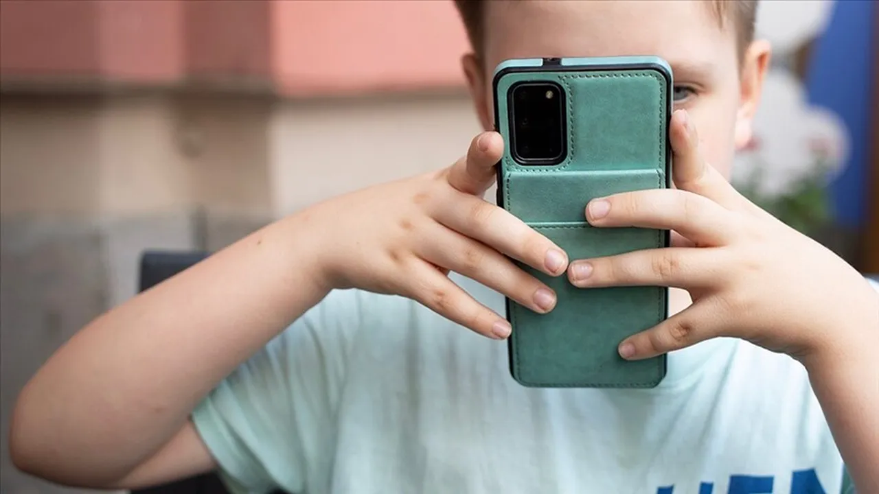 Polonya'dan öğrenciler için radikal adım: Okullarda telefon kullanımı yasaklanıyor