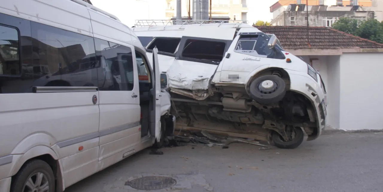 Serik'te facianın eşiğinden dönüldü! İşçi minibüsleri çarpıştı, kaçan sürücü aranıyor