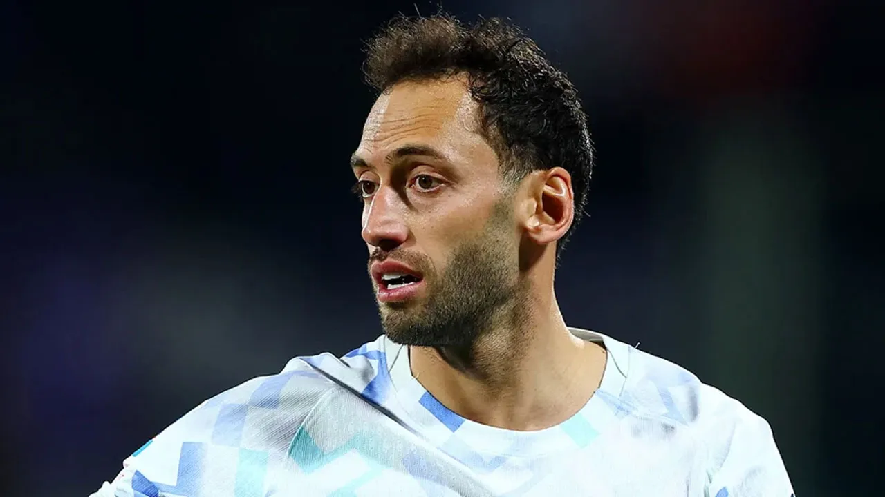Süper Lig devinden Hakan Çalhanoğlu hamlesi: Menajeri İstanbul'da