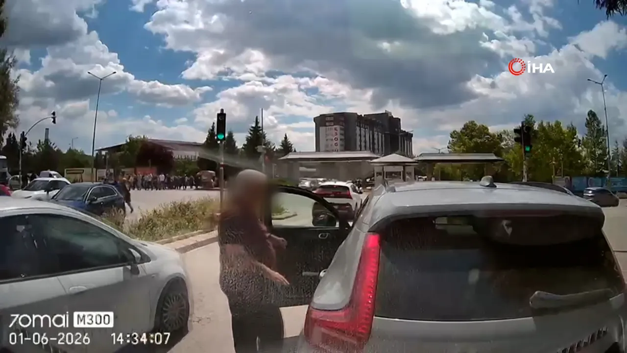 Yanan yeşil ışığa aldırış etmedi! Yabancı plakalı araç trafiği birbirine kattı