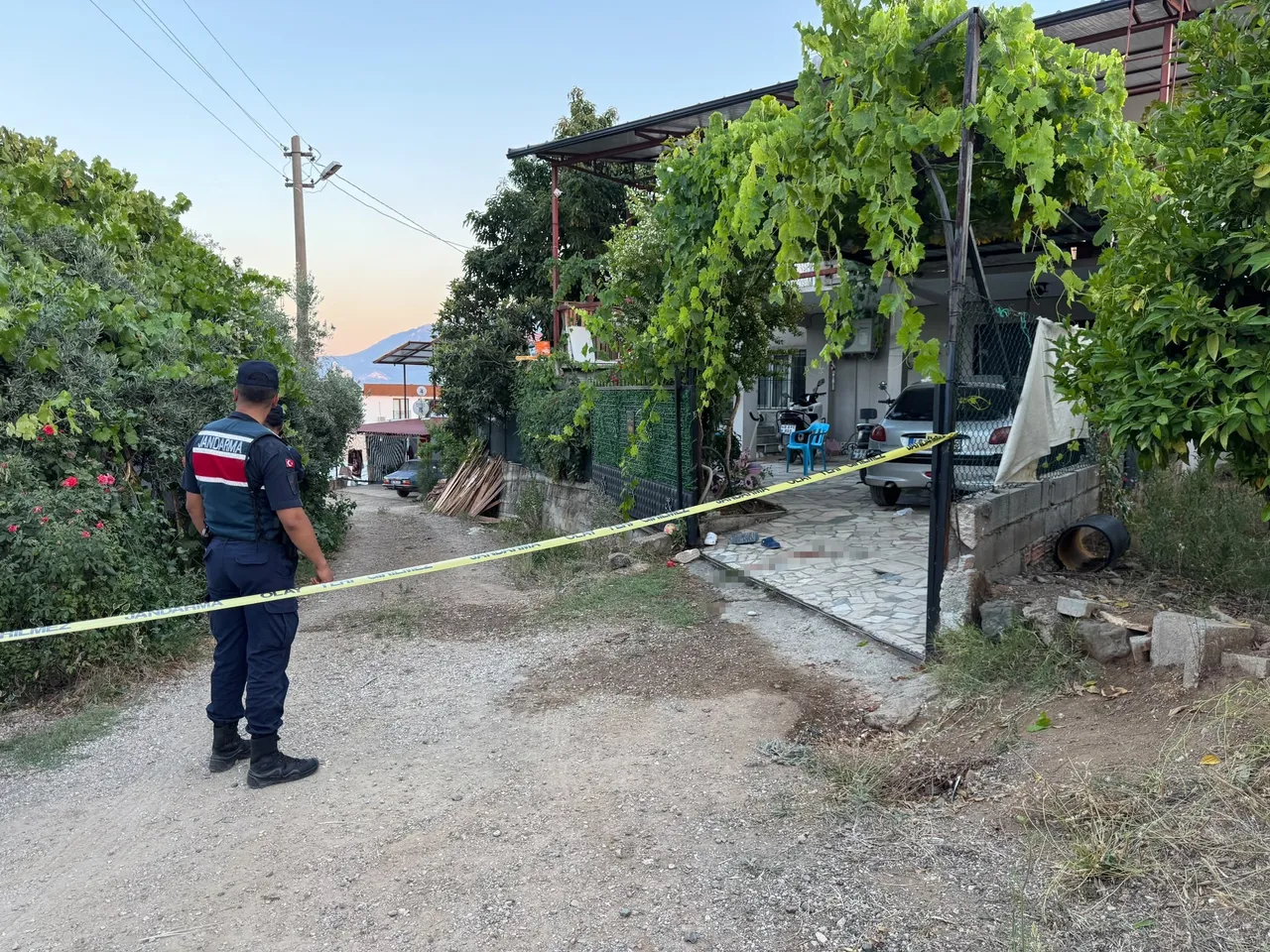 Bahçe kapısı yüzünden aileye kurşun yağdırdı! Dehşet anları kamerada