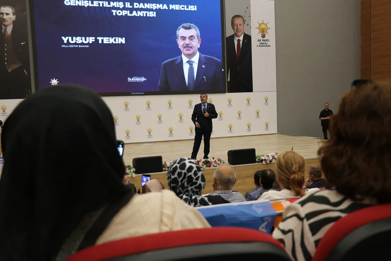 Bakan Tekin, Ecevit döneminde öğretmenlerin yazdığı mektupları okudu: 50 kişilik sınıf bile hayalmiş