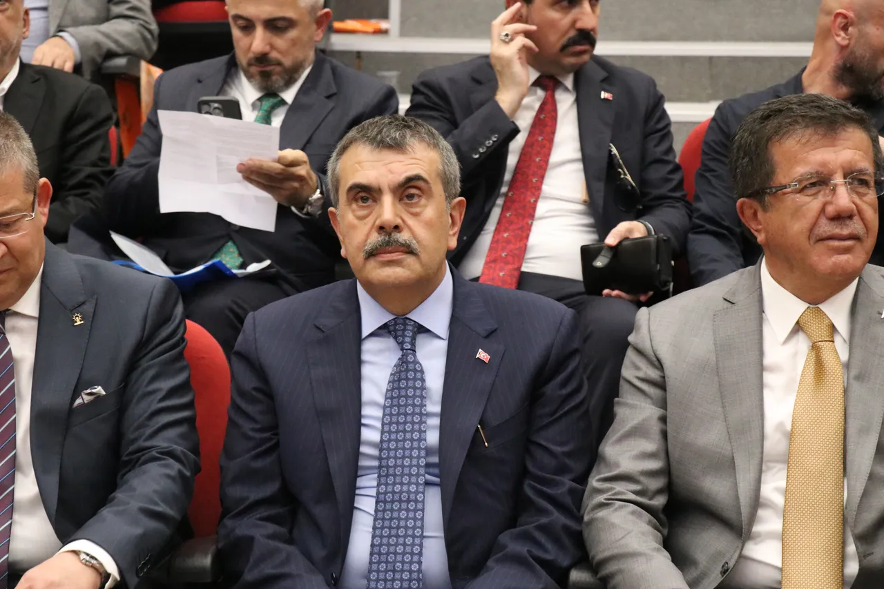 Bakan Tekin, Ecevit döneminde öğretmenlerin yazdığı mektupları okudu: 50 kişilik sınıf bile hayalmiş