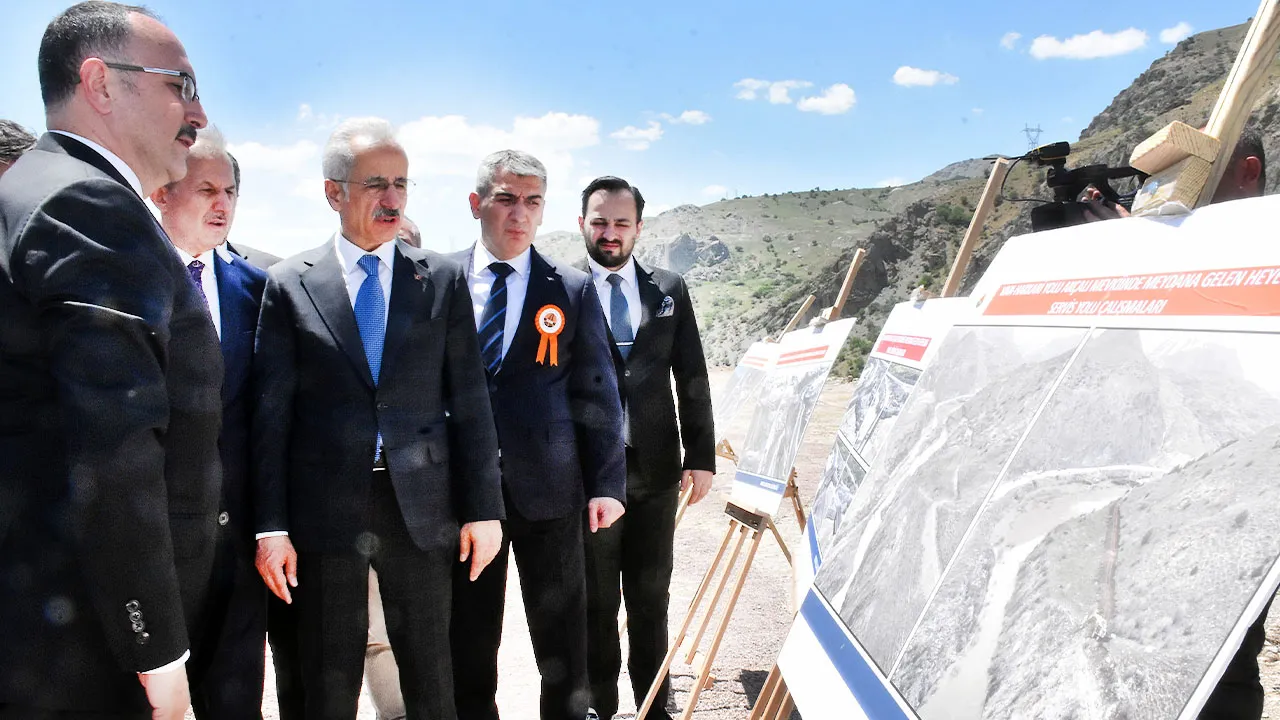 Bakan Uraloğlu müjdeyi Hakkari'den verdi: 35 dakikalık yol 10 dakikaya inecek
