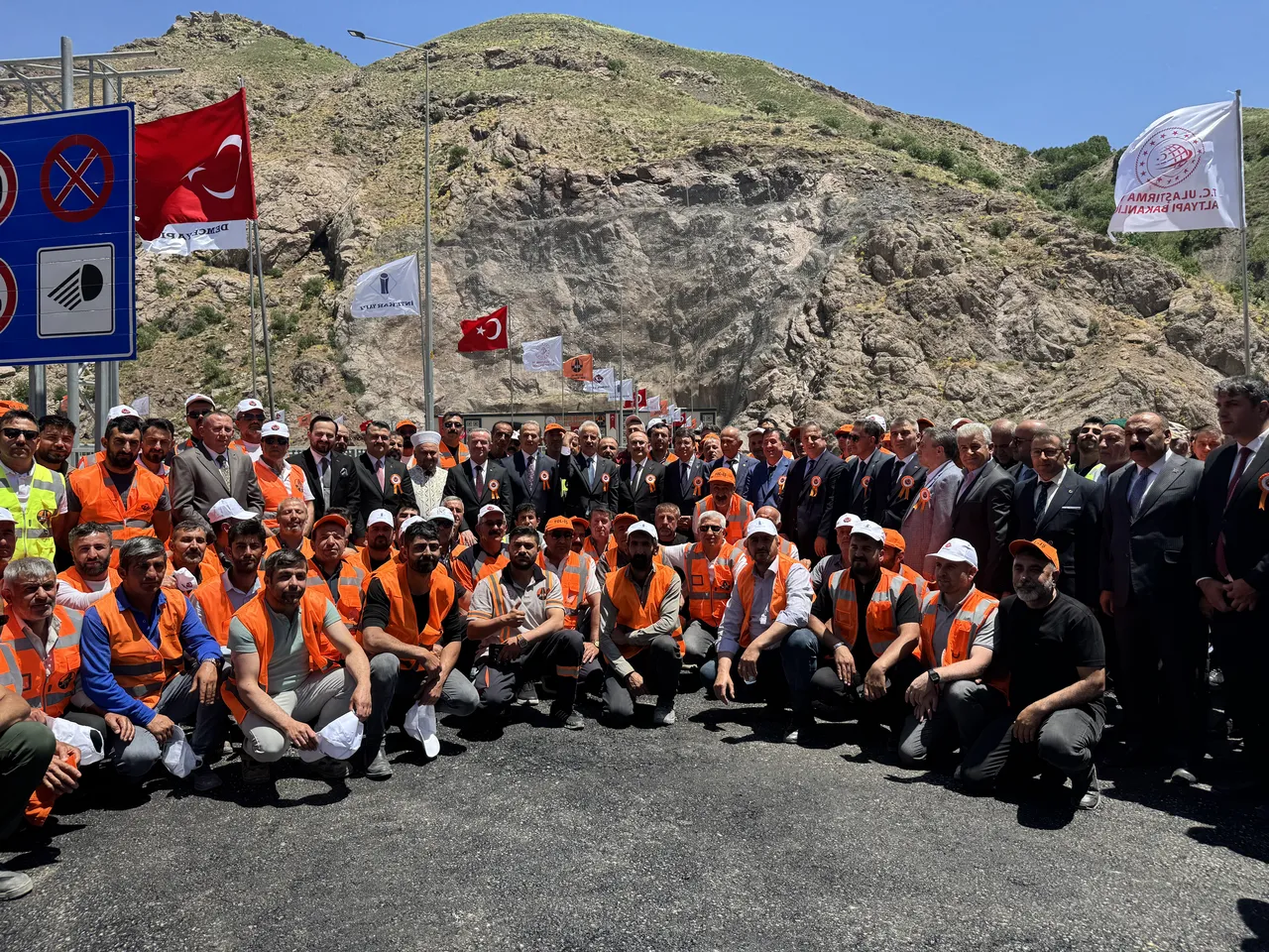 Bakan Uraloğlu müjdeyi Hakkari'den verdi: 35 dakikalık yol 10 dakikaya inecek