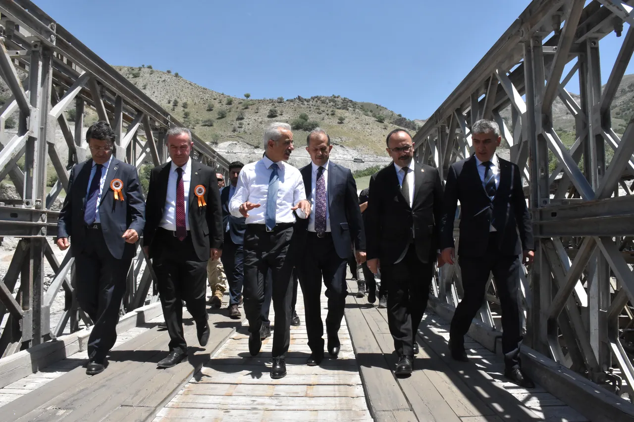 Bakan Uraloğlu müjdeyi Hakkari'den verdi: 35 dakikalık yol 10 dakikaya inecek