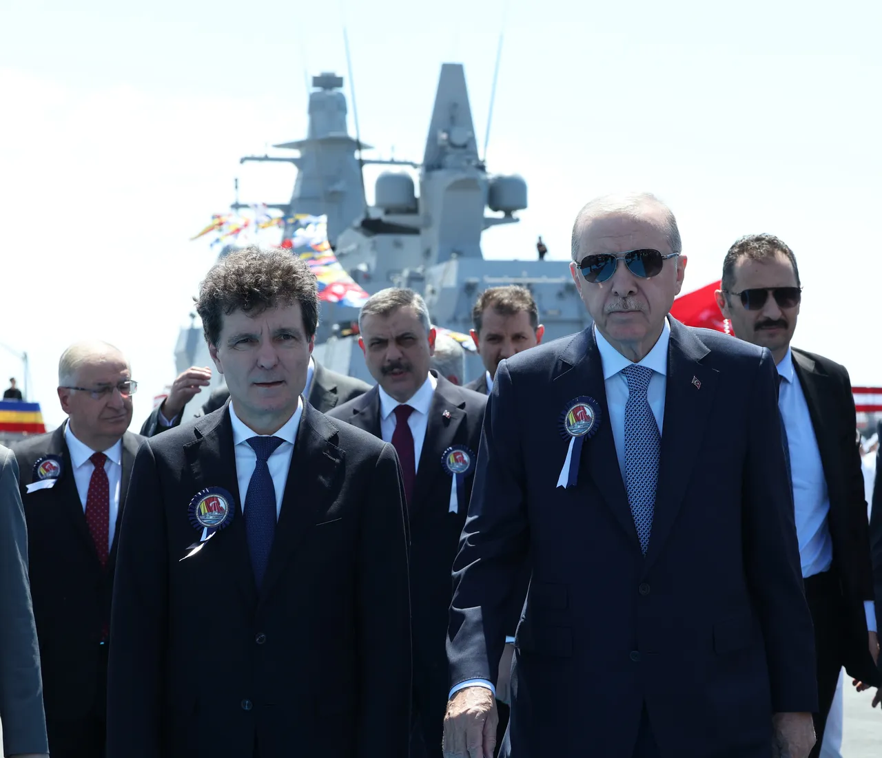 Cumhurbaşkanı Recep Tayyip Erdoğan, İstanbul Tersanesi Komutanlığında "Açık Deniz Karakol Gemisi CAm. Roman'ın Romanya Deniz Kuvvetleri Komutanlığına Teslimi ve Türk Deniz Kuvvetleri Komutanlığı Platformlarının Hizmete Giriş ve Bayrak Çekimi Töreni"ne katıldı. Törene Romanya Cumhurbaşkanı Nicuşor Dan da katıldı.