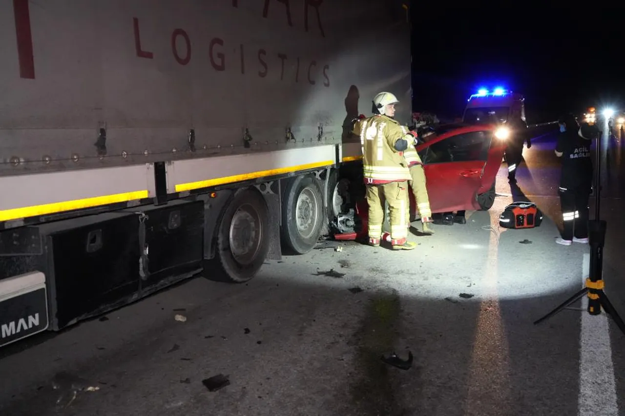 Edirne'de feci kaza! Otomobil, tıra arkadan çarptı: Sürücü öldü