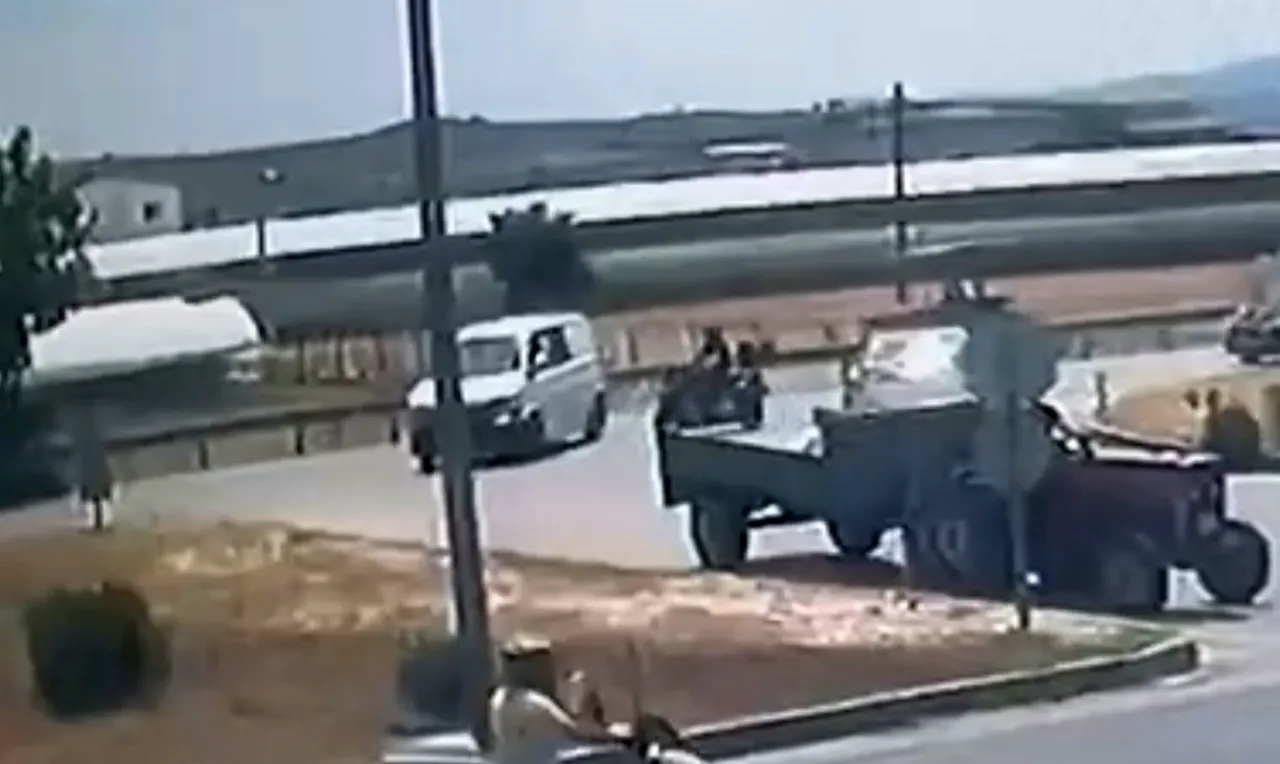 İzmir'deki feci çarpışma kamerada! Hatalı dönüş yapan araca çarpan motosikletli ağır yaralı