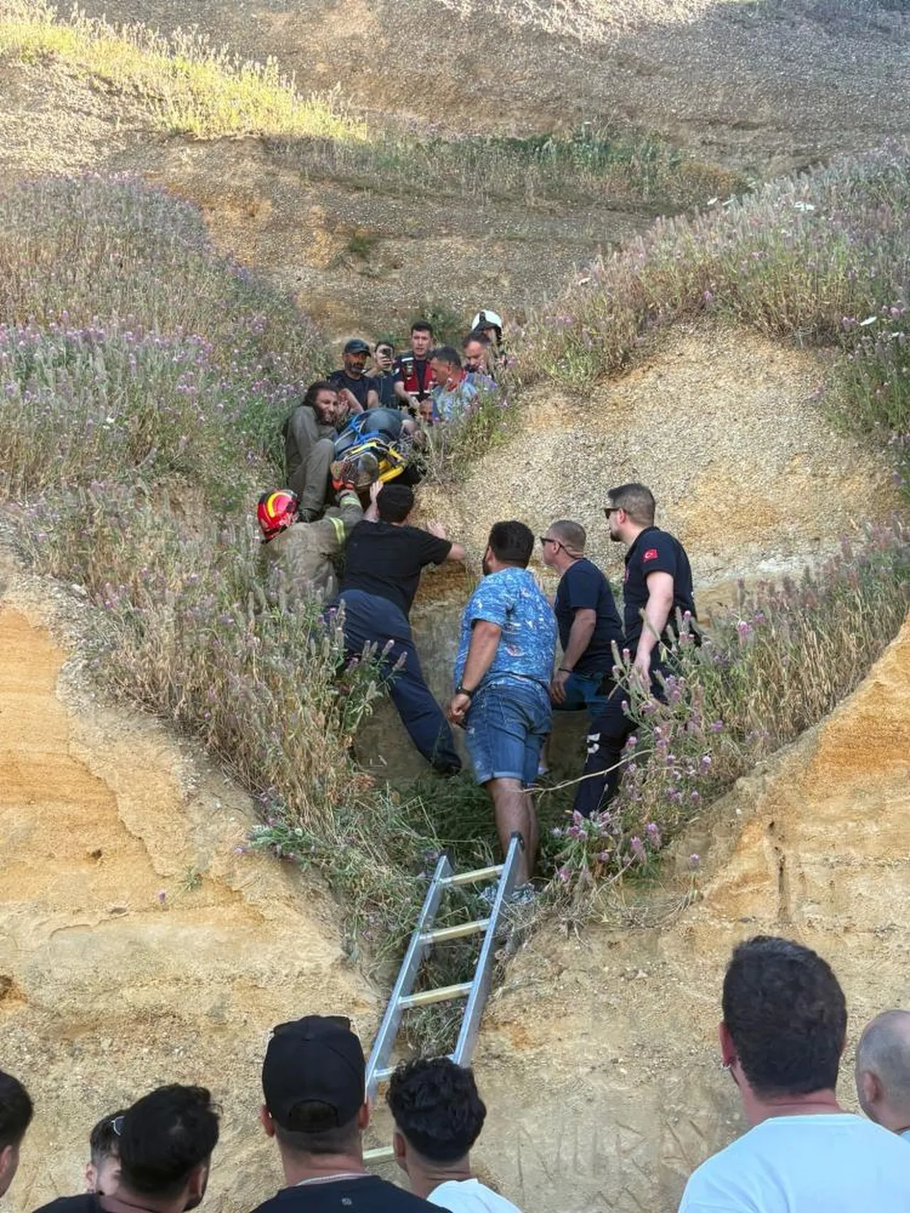 Rüzgara kapılan yamaç paraşütü kayalıklara çakıldı! Biri çocuk 2 kişi yaralandı