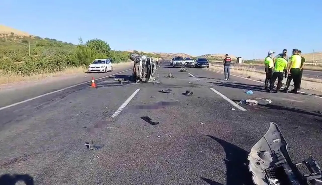 Şanlıurfa'da feci kaza!! Otomobilin altı üstünü gördü, 2 kişi öldü