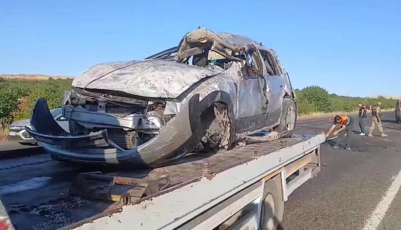 Şanlıurfa'da feci kaza!! Otomobilin altı üstünü gördü, 2 kişi öldü
