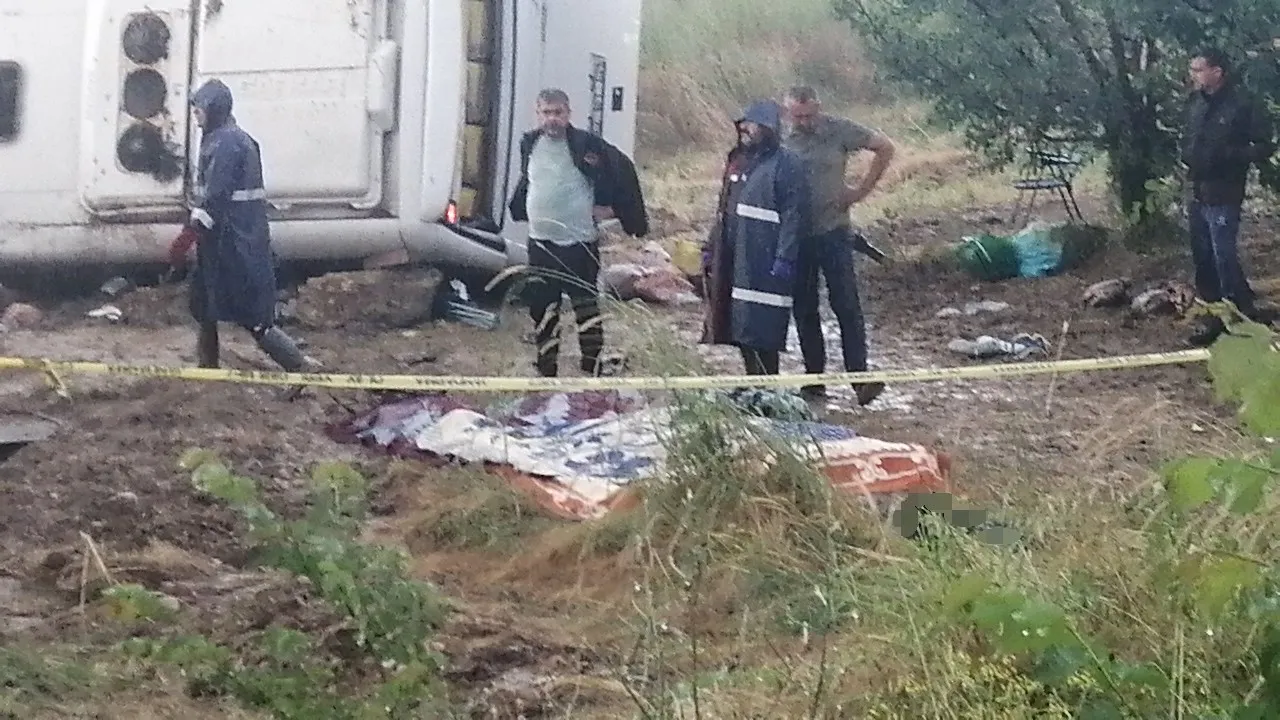 Isparta'da tur minibüsü kaza yaptı! Çok sayıda can kaybı ve yaralı var