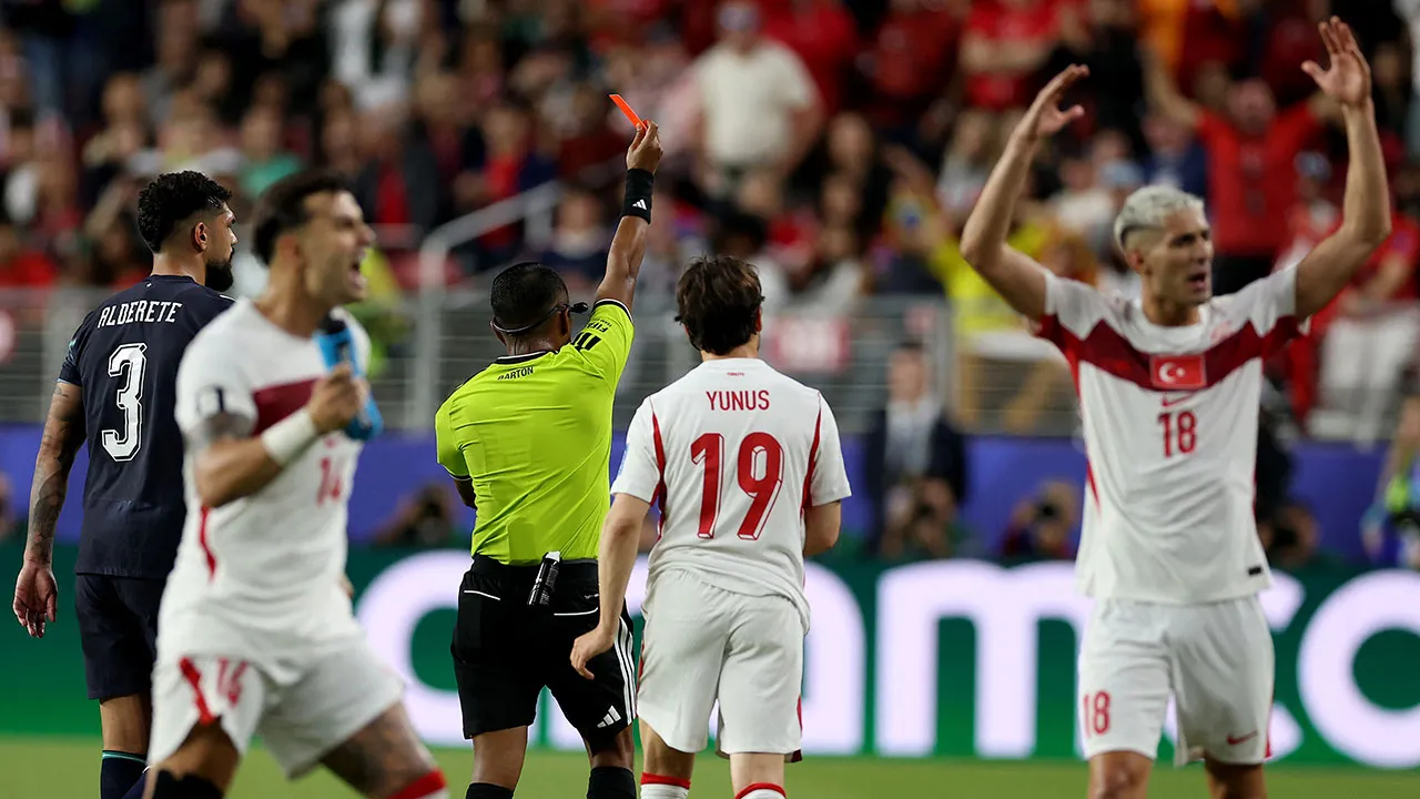 Türkiye - Paraguay maçında yeni kural uygulandı, kırmızı kart çıktı