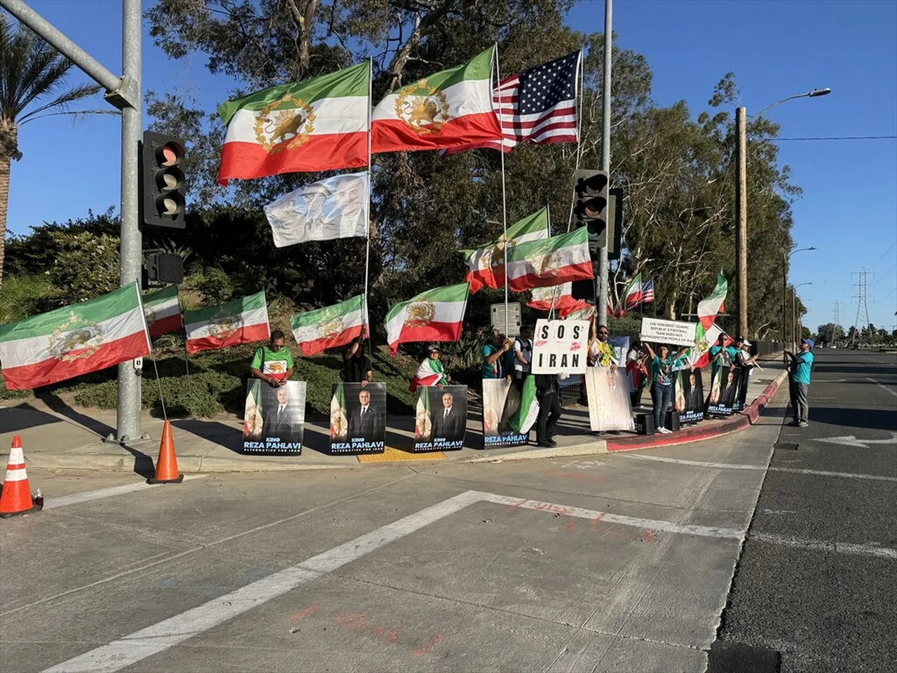 İran Milli Takımı'nı protesto eden protestocular
