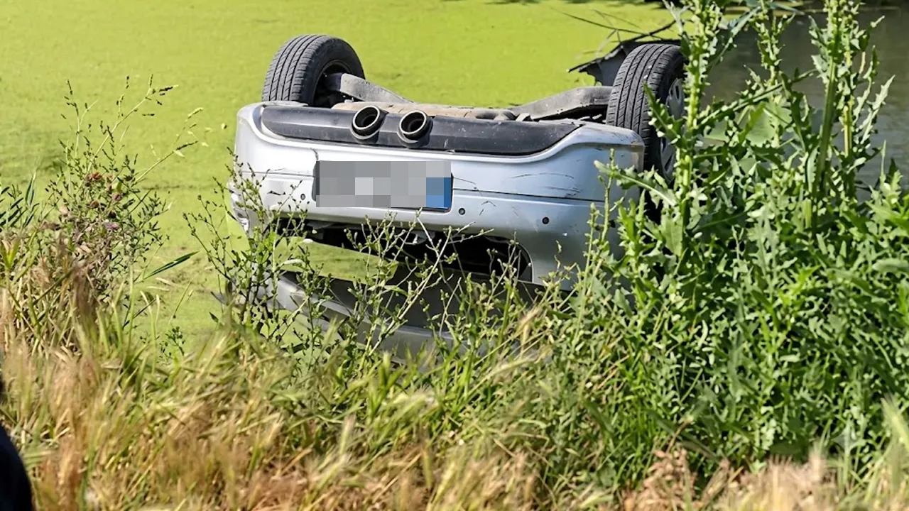 Aksaray'da su dolu drenaj kuyusuna gömülü otomobilden 2 ceset çıktı