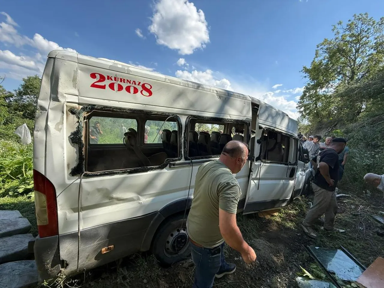 Burdur'da kaza! Kontrolden çıkan minibüs tarlaya uçtu: 8 yaralı