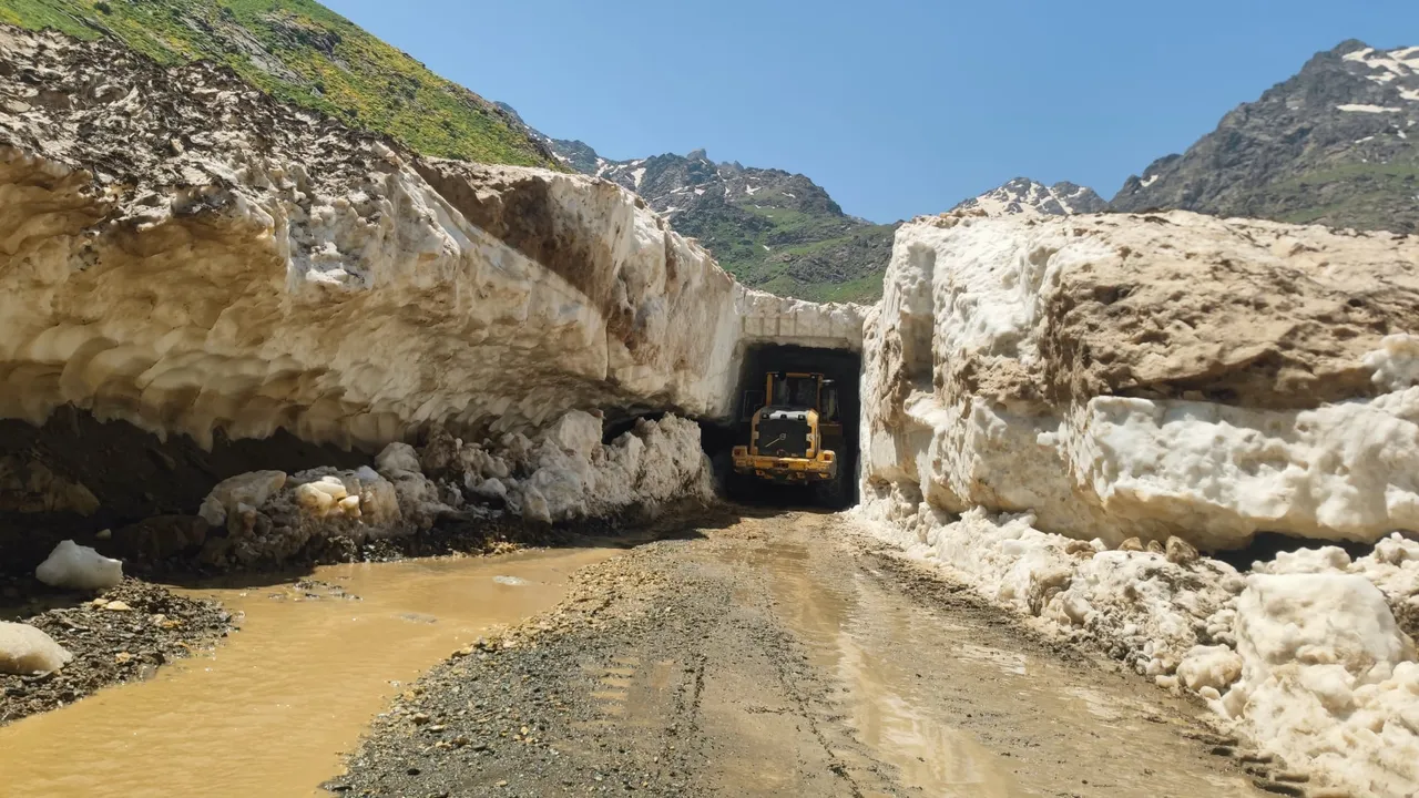 Haziran ortasında beyaz manzara! Kar boyu 6 metreyi geçti