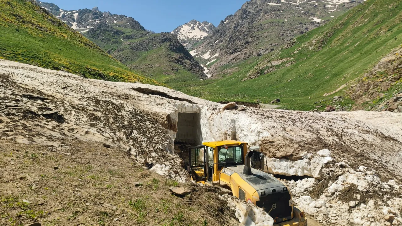 Haziran ortasında beyaz manzara! Kar boyu 6 metreyi geçti