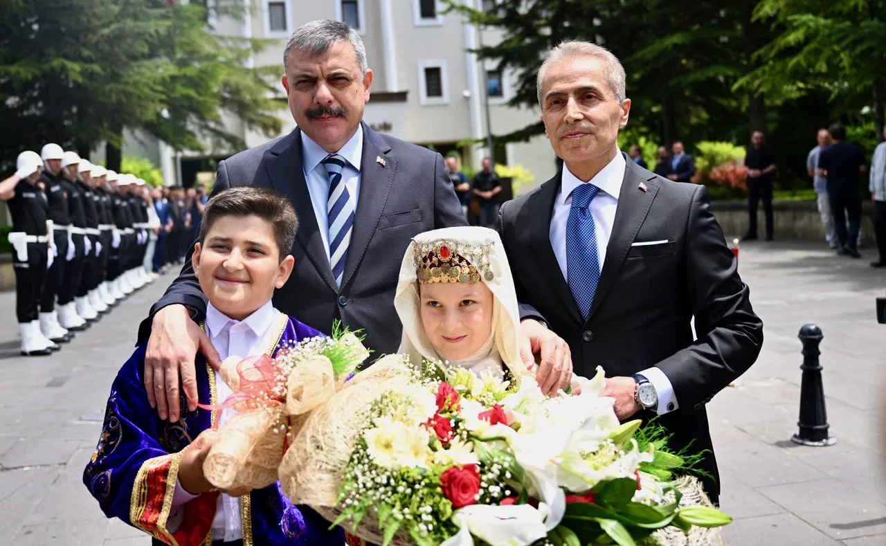 Çiftçi, Nevşehir Valisi Hüseyin Kök'ü makamında ziyaret etti.