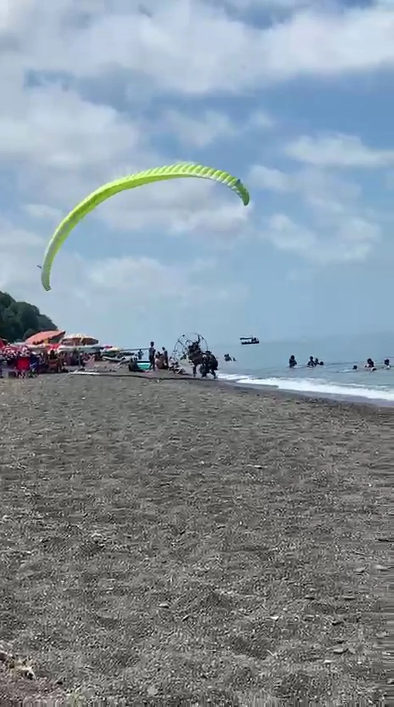 Plajda korku dolu anlar! Güneşlenenlerin üstüne düştü, 3 kişi yaralandı