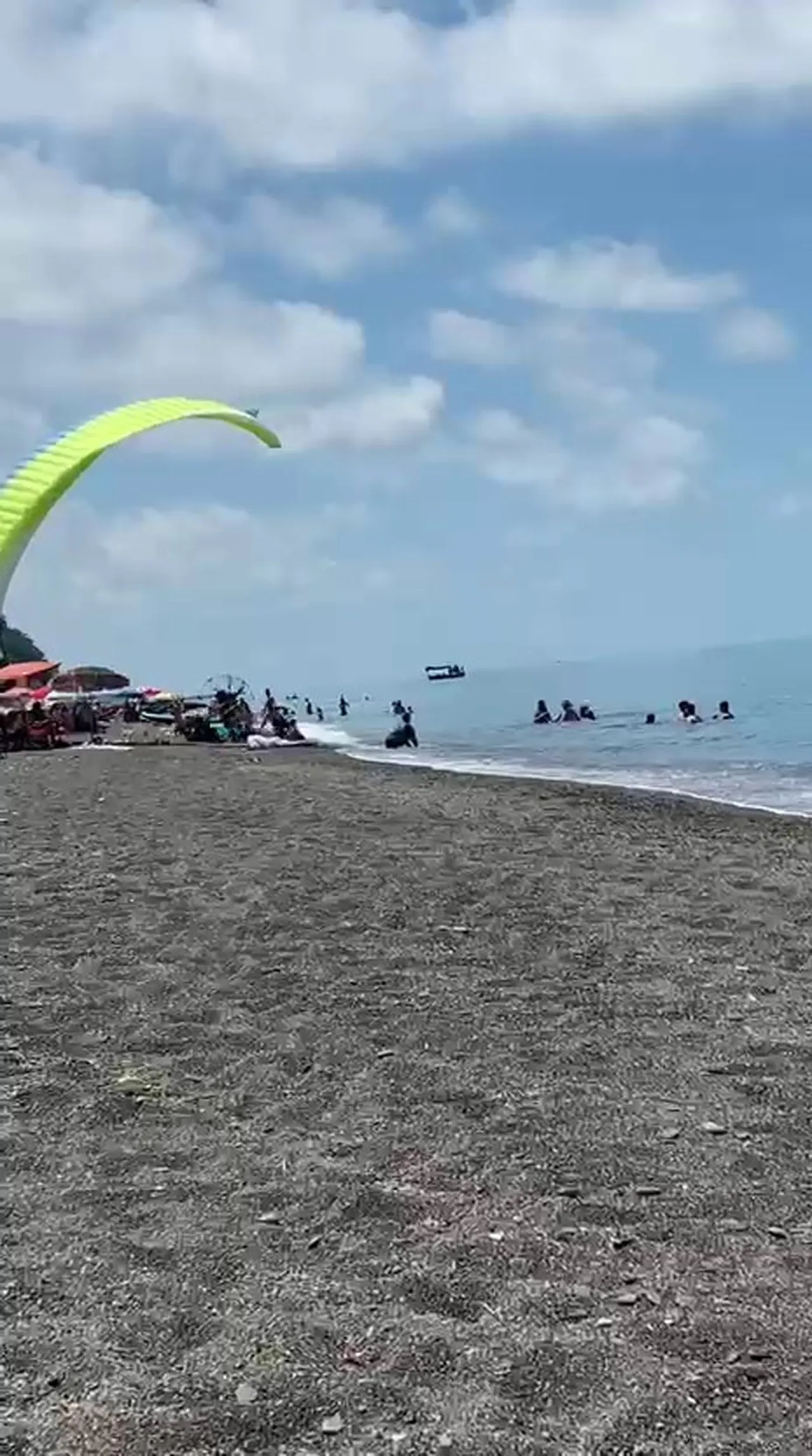 Plajda korku dolu anlar! Güneşlenenlerin üstüne düştü, 3 kişi yaralandı