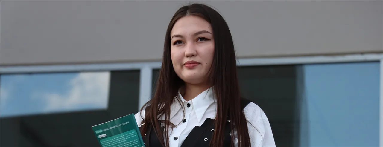 Türkçe bilmeden geldi, bölüm birincisi oldu! Kazakistan’dan Erzincan’a uzanan başarı hikâyesi