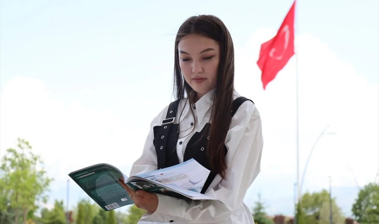 Türkçe bilmeden geldi, bölüm birincisi oldu! Kazakistan’dan Erzincan’a uzanan başarı hikâyesi