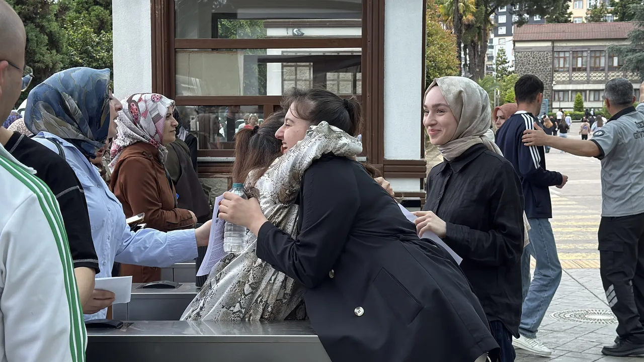 YKS’de ikinci oturum Alan Yeterlilik Testi (AYT) başladı! 160 soru için 180 dakika