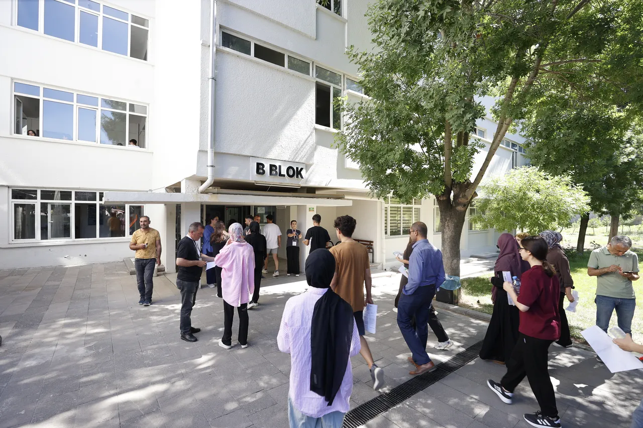 YKS’de ikinci oturum Alan Yeterlilik Testi (AYT) başladı! 160 soru için 180 dakika
