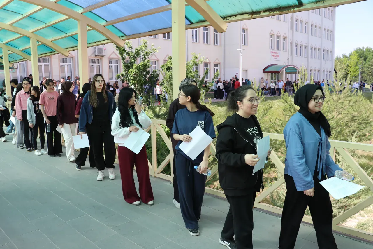 YKS’de nüfus müdürlüklerine 3 bin 25 kimlik kartı başvurusu yapıldı